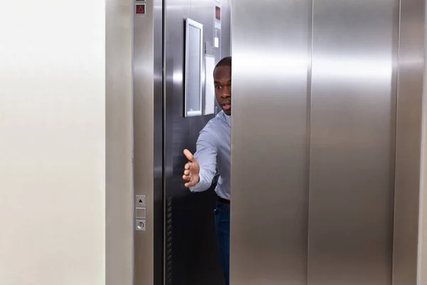 Молодий Африканський Чоловік Намагається Зупинити Двері Ліфта Рукою — стокове фото