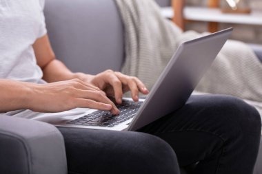 Bir Adamın Eli Bilgisayarı Kullanırken Yakın Çekim