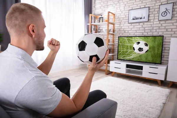 Homem Excitado Desfrutando Jogo Futebol Televisão Casa — Fotografia de Stock