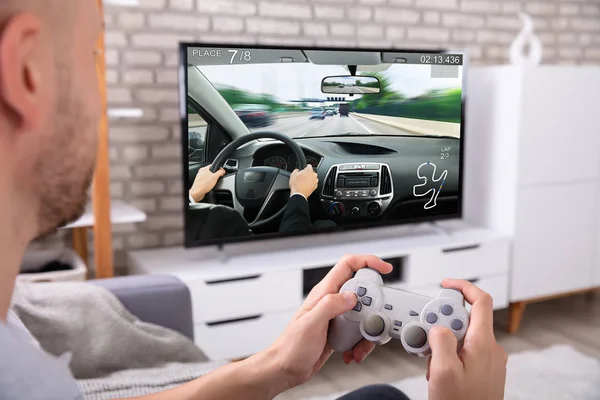 Close Van Een Man Met Joystick Spelen Spel Televisie — Stockfoto