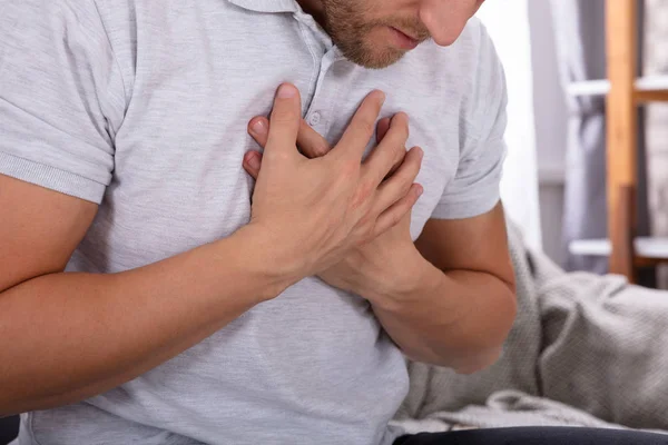 Mann Berührt Seine Brust Während Unter Schmerzen Leidet — Stockfoto