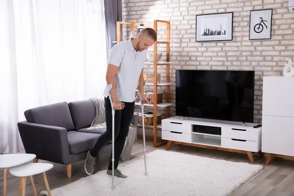 Hombre Joven Discapacitado Usando Muletas Para Caminar Alfombra — Foto de Stock