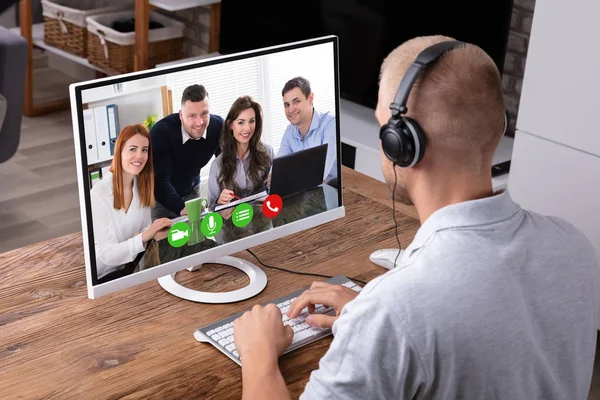Empresario Videoconferencia Con Sus Colegas Computadora — Foto de Stock
