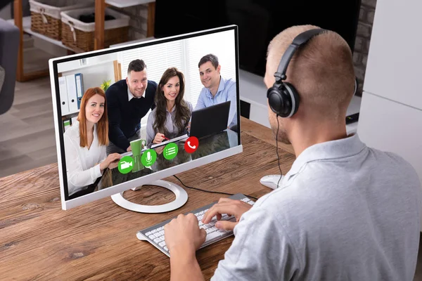 Business Man Videoconferenza Con Suoi Colleghi Sul Computer — Foto Stock