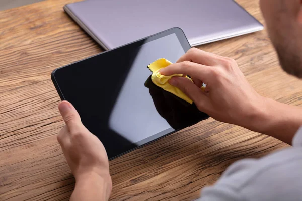 Layar Tablet Digital Membersihkan Tangan Manusia Dengan Jubah Kuning Lembut — Stok Foto