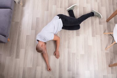 Katta oturma odasında yatan bilinçdışı genç adam