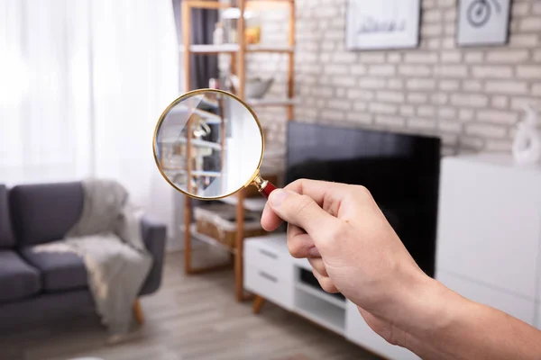 Närbild Mans Hand Söka Med Förstoringsglas Hemma — Stockfoto