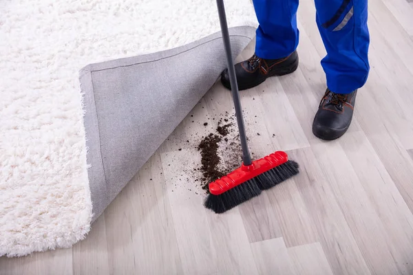 Ansicht Eines Hausmeisters Der Schmutz Unter Dem Teppich Mit Wischmopp — Stockfoto