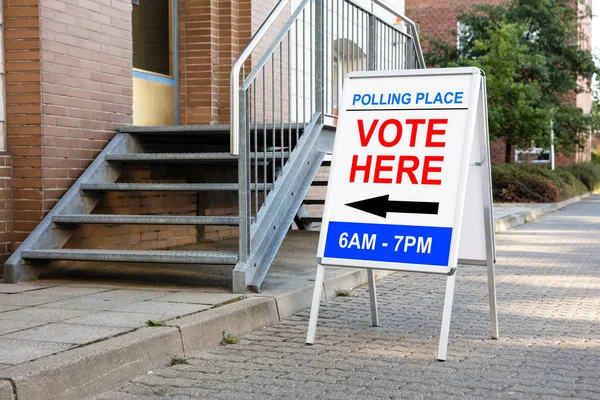 Voto Aquí Firma Junta Blanca Cerca Casa — Foto de Stock