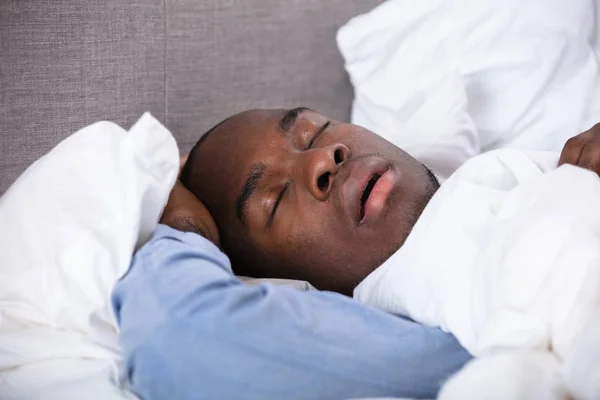 Retrato Joven Africano Durmiendo Cama — Foto de Stock