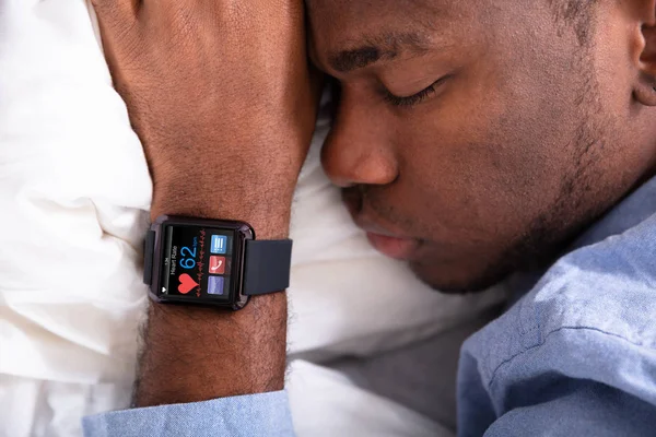 Primer Plano Hombre Durmiendo Con Reloj Inteligente Mano Mostrando Ritmo — Foto de Stock