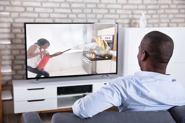 Visão Traseira Homem Africano Assistindo Televisão Casa — Fotografia de Stock