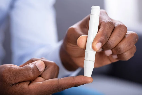 Bir Erkek Eli Şeker Ölçüm Ile Kan Şekeri Düzeyini Kontrol — Stok fotoğraf