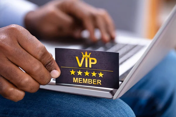 Close Man Hand Holding Vip Member Card While Using Laptop — Stock Photo, Image