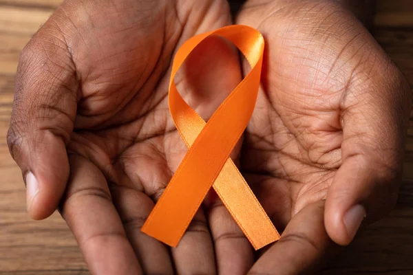 Person Hand Holding Ribbon Support Kidney Cancer Leukemia Awareness — Stock Photo, Image