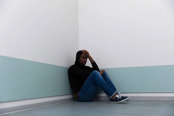 Deprimido Africano Homem Sentado Sozinho Chão — Fotografia de Stock