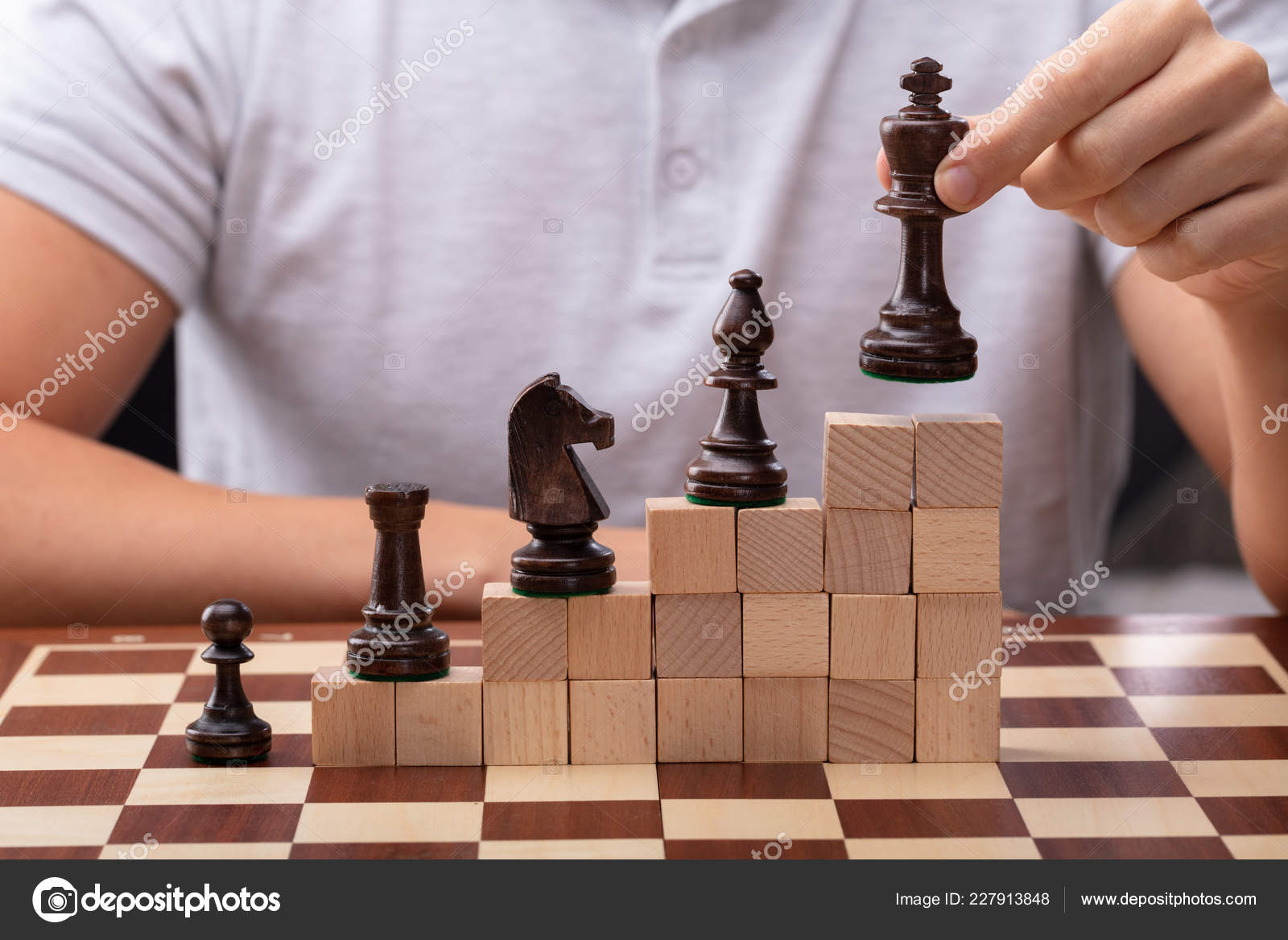 Mão fazendo um movimento com peças de xadrez de madeira no xadrez