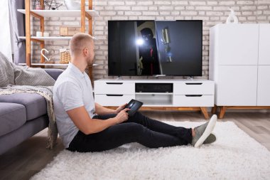 Dijital Tabletteki Kablosuz Bağlantı ile Adam Televizyon Kanalı