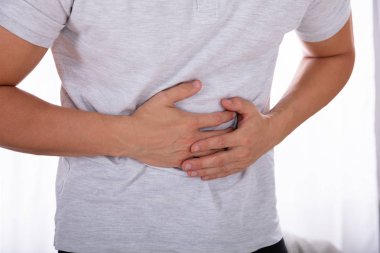 Bir adamın midesi Holding acı içinde midsection görünümü