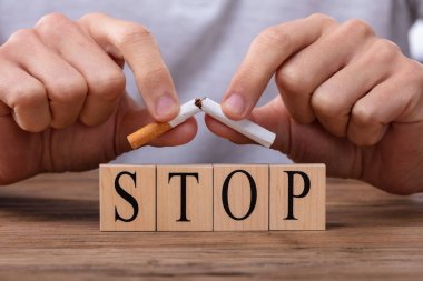 Adam Sigara Stop ahşap blokları üzerinde kırma