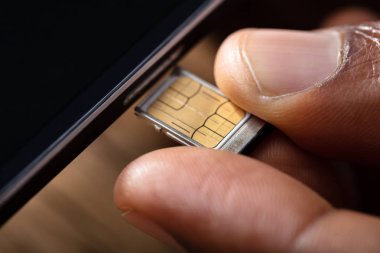 Cep telefonuna Sim Kart Ekleyen Bir Kişi 'nin Yakın Çekimi