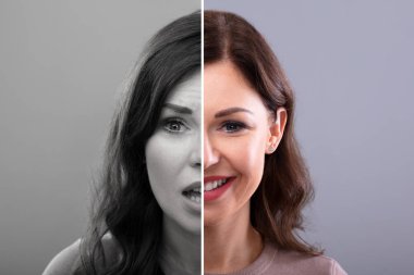 Üzgün ve mutlu duygular gösterilen genç bir kadının yakın çekim