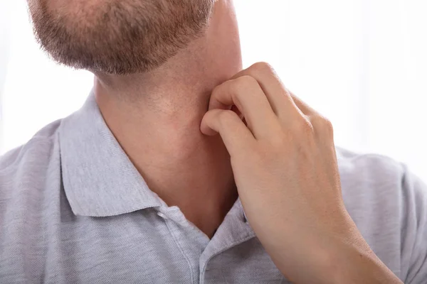 Närbild Mans Hand Repor Hans Hals — Stockfoto