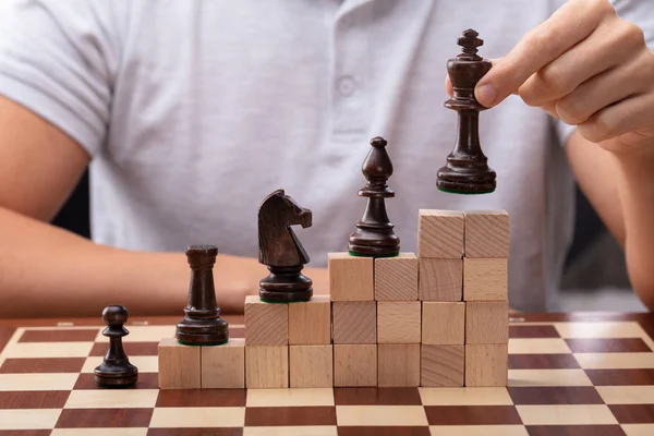 Primo Piano Dell Uomo Che Posiziona Pezzo Scacchi Del Blocchi — Foto Stock