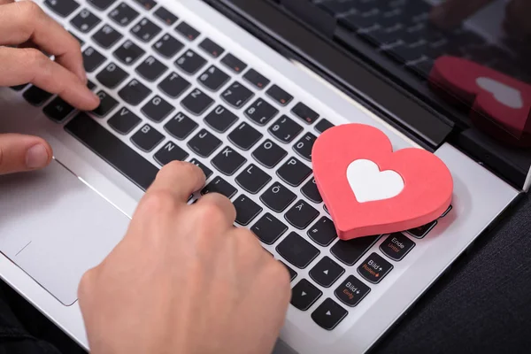 Ατόμου Χέρι Πληκτρολογώντας Στο Πληκτρολόγιο Lap Top Κόκκινη Καρδιά — Φωτογραφία Αρχείου