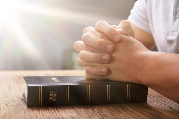 Φως Του Ήλιου Πέφτει Χέρι Πάνω Από Βίβλο Ενώ Προσεύχεται — Φωτογραφία Αρχείου