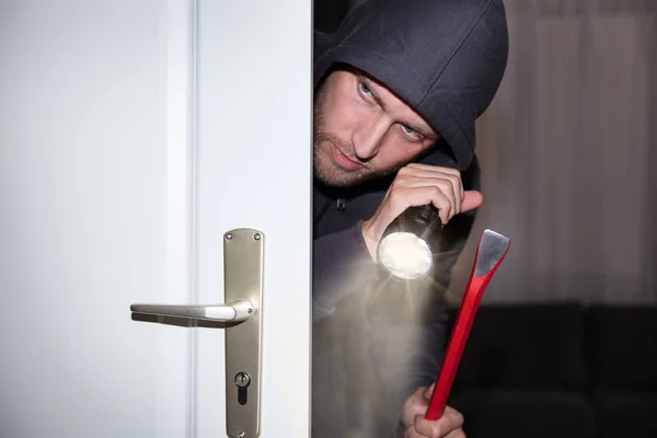 Feneri Levyeli Hırsız Kapıdan Gizlice Bakıyor — Stok fotoğraf