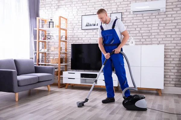 Ansicht Eines Männlichen Hausmeisters Der Boden Mit Staubsauger Reinigt — Stockfoto