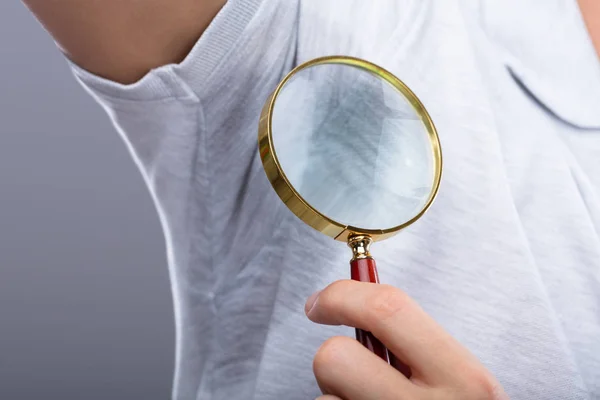 Close Man Looking Sweaty Armpit Magnifying Glass — Stock Photo, Image