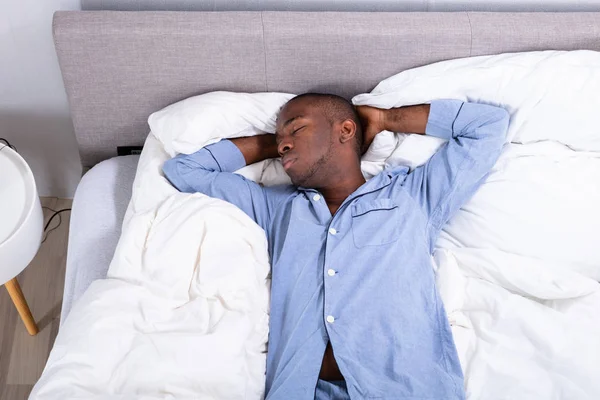 Magas Szög Kilátás Fiatal Afrikai Férfi Alszik Hálószobában Ágy — Stock Fotó