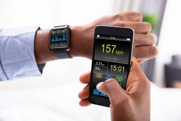 Zbliżenie Dłoni Mężczyzny Zegarka Smartwatch Cellphone Wyświetlono Bicia Serca — Zdjęcie stockowe