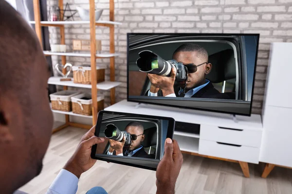 デジタル タブレットの自宅にワイヤレスでテレビのチャンネルを接続する男 — ストック写真