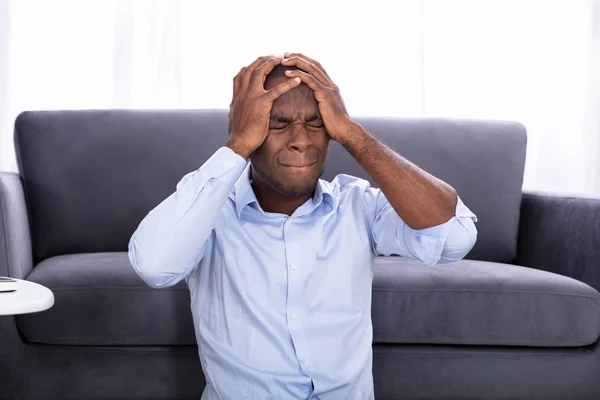 Portret Van Een Ontevreden Afrikaanse Man Zijn Hoofd Aan Raken — Stockfoto