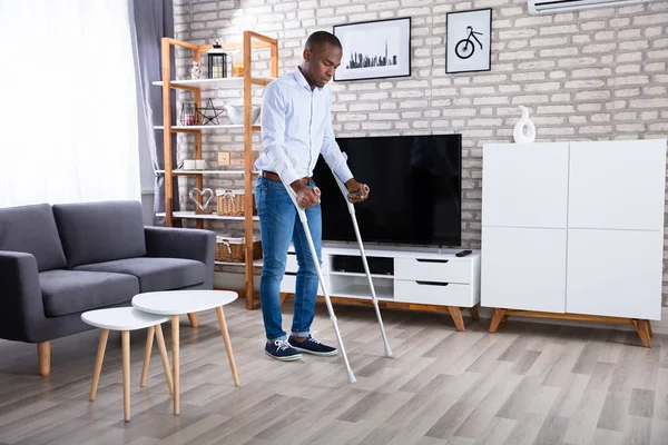Hombre Discapacitado Usando Muletas Para Caminar Piso —  Fotos de Stock