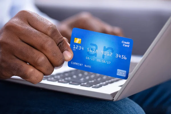 Närbild Mans Hand Innehav Kreditkort När Använder Laptop — Stockfoto