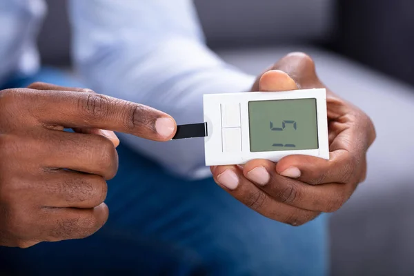 Close Van Iemands Hand Controleren Bloedsuikerspiegel Met Glucometer — Stockfoto