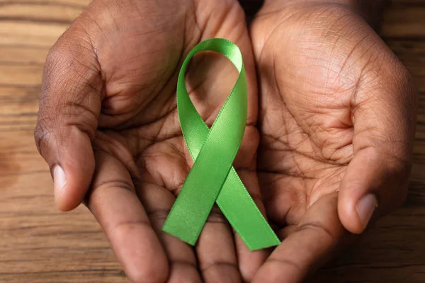 Persoon Hand Holding Ribbon Ter Ondersteuning Van Lever Bijnierkanker Bewustzijn — Stockfoto