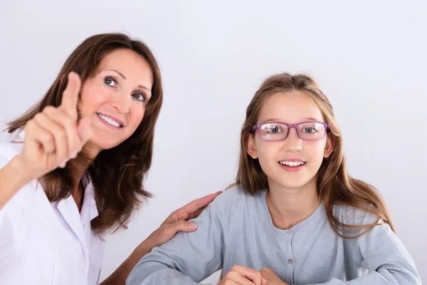 Optometrista Femenina Feliz Señalando Dedo Mientras Comprueba Visión Ocular Una —  Fotos de Stock