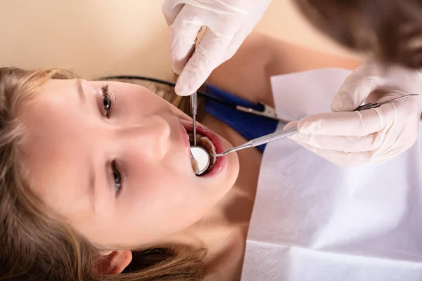 Närbild Flicka Som Kontrolleras Tandläkare Med Dental Spegel Och Scaler — Stockfoto