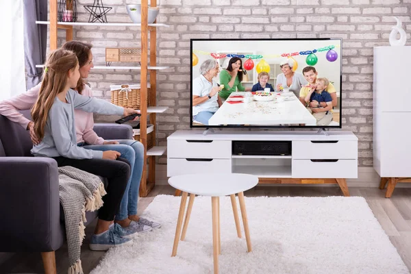 Moeder Dochter Zitten Samen Sofa Woonkamer Televisie Kijken — Stockfoto