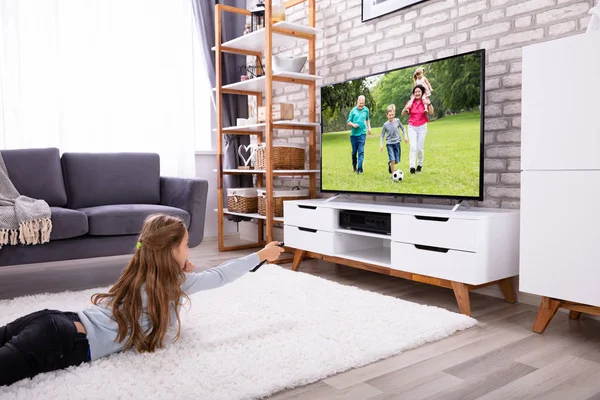 Chica Acostada Alfombra Viendo Televisión Casa —  Fotos de Stock