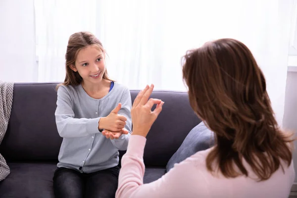 Chica Feliz Sentada Sofá Aprendiendo Idiomas Señas Mujer — Foto de Stock