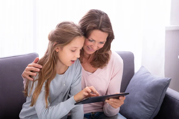 Close Van Volwassen Moeder Met Haar Dochter Surfen Internet Met — Stockfoto