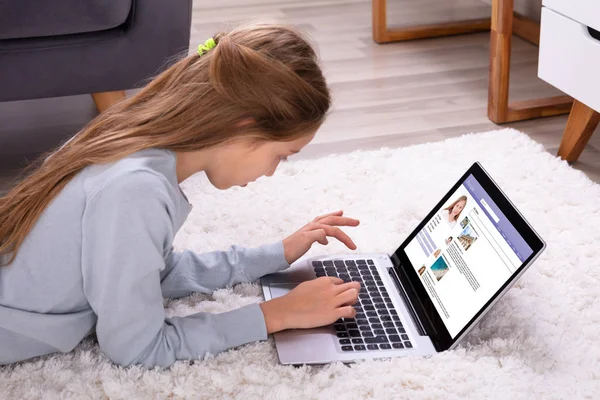 Close Girl Using Social Networking Site Laptop Home — Stock Photo, Image