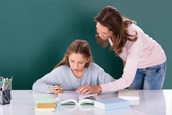 Profesora Ayudando Estudiante Hacer Trabajo Clase Aula — Foto de Stock