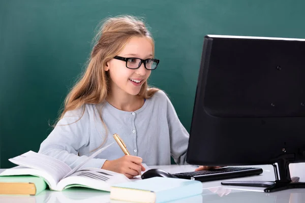 Menina Feliz Usando Computador Enquanto Estuda Sala Aula — Fotografia de Stock